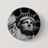 Nah-up-Schwarz-weiße Freiheitsstatue New York Button (Vorderseite)