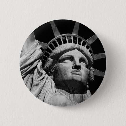 Nah-up-Schwarz-weiße Freiheitsstatue New York Button (Vorderseite)