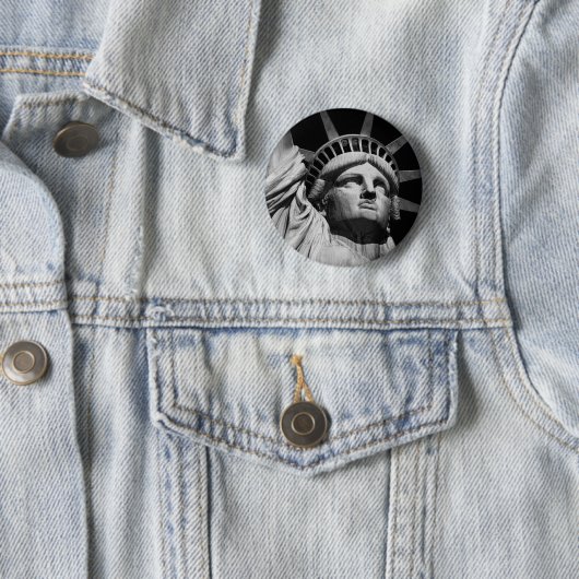 Nah-up-Schwarz-weiße Freiheitsstatue New York Button (Beispiel)