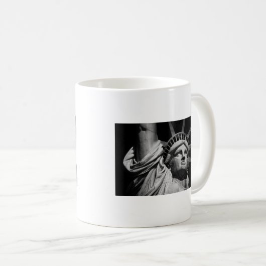 Nah-up-Schwarz-weiße Freiheitsstatue New York Kaffeetasse (VorderseiteRechts)