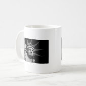 Nah-up-Schwarz-weiße Freiheitsstatue New York Kaffeetasse (Vorderseite Links)