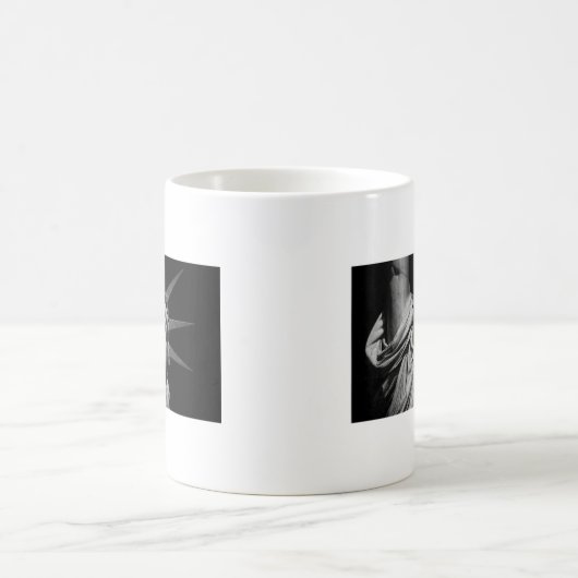 Nah-up-Schwarz-weiße Freiheitsstatue New York Kaffeetasse (Mittel)