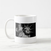 Nah-up-Schwarz-weiße Freiheitsstatue New York Kaffeetasse (Links)