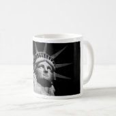 Nah-up-Schwarz-weiße Freiheitsstatue New York Kaffeetasse (VorderseiteRechts)