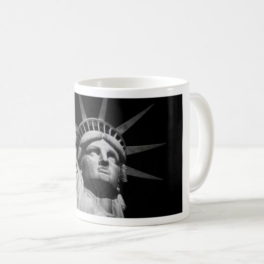 Nah-up-Schwarz-weiße Freiheitsstatue New York Kaffeetasse (VorderseiteRechts)
