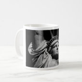 Nah-up-Schwarz-weiße Freiheitsstatue New York Kaffeetasse (Vorderseite Links)