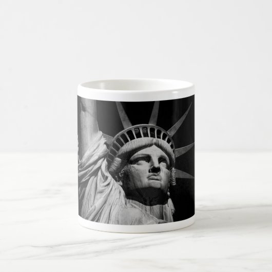 Nah-up-Schwarz-weiße Freiheitsstatue New York Kaffeetasse (Mittel)