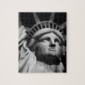 Nah-up-Schwarz-weiße Freiheitsstatue New York Puzzle (Vertikal)