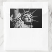 Nah-up-Schwarz-weiße Freiheitsstatue New York Rechteckiger Aufkleber (Tasche)