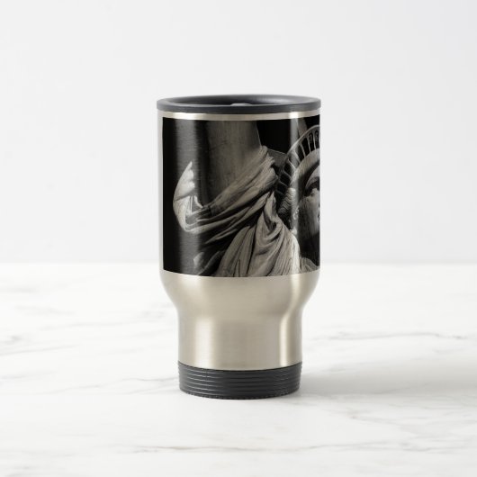 Nah-up-Schwarz-weiße Freiheitsstatue New York Reisebecher (Mittel)