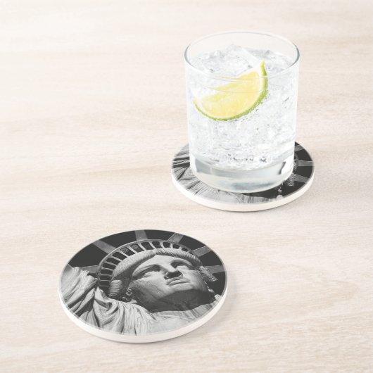 Nah-up-Schwarz-weiße Freiheitsstatue New York Sandstein Untersetzer (Seite)