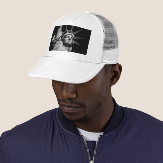 Nah-up-Schwarz-weiße Freiheitsstatue New York Truckerkappe (Beispiel)