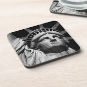 Nah-up-Schwarz-weiße Freiheitsstatue New York Untersetzer (Linke Seite)