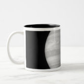Nah-up-Sicht auf den Jupiter-Planeten Zweifarbige Tasse (Links)