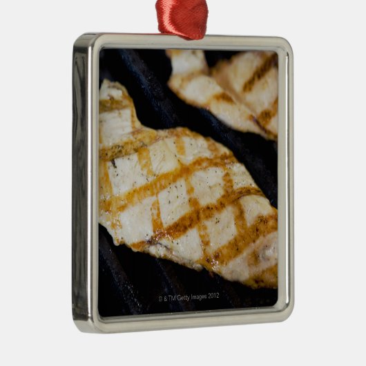 Nahaufnahme der gegrillten Hühnerbrüste Ornament Aus Metall (Rechts)