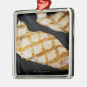 Nahaufnahme der gegrillten Hühnerbrüste Ornament Aus Metall (Links)