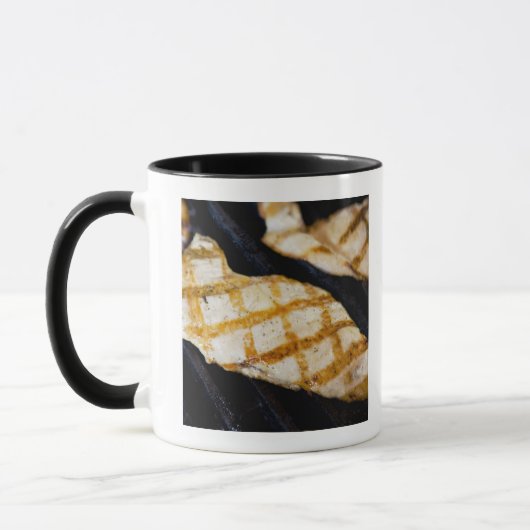 Nahaufnahme der gegrillten Hühnerbrüste Tasse (Links)