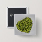 Nahaufnahme der grünen Kiesel in einer Button (Vorne & Hinten)