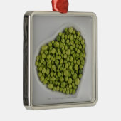 Nahaufnahme der grünen Kiesel in einer Silbernes Ornament (Rechts)