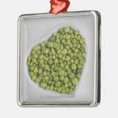 Nahaufnahme der grünen Kiesel in einer Silbernes Ornament (Links)