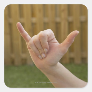 Nahaufnahme der Hand einer Frau, die ein shaka Quadratischer Aufkleber