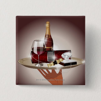 Nahaufnahme der Hand eines Kellners, die einen Button