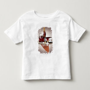 Nahaufnahme der Hand eines Kellners, die einen Kleinkind T-shirt