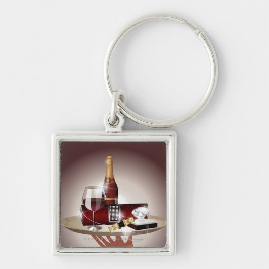 Nahaufnahme der Hand eines Kellners, die einen Schlüsselanhänger (Vorne)