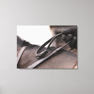 Nahaufnahme der Hand Zügel des Pferds halten Leinwanddruck