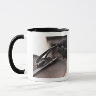 Nahaufnahme der Hand Zügel des Pferds halten Tasse