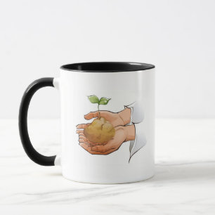 Nahaufnahme der Hände einer Person, die Sämling Tasse