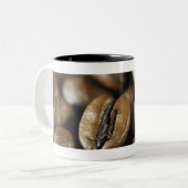 Nahaufnahme der Kaffeebohnen Zweifarbige Tasse (Vorderseite Links)
