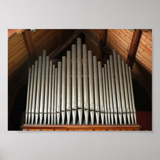 Nahaufnahme der Kirchenorgel unter dem Holzbalken- Poster
