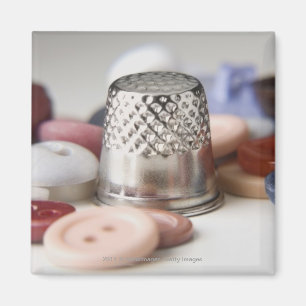 Nahaufnahme der Knöpfe mit einer Metallkappe Magnet