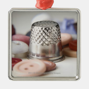 Nahaufnahme der Knöpfe mit einer Metallkappe Silbernes Ornament