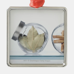 Nahaufnahme der Kräuter in zwei Gläsern Ornament Aus Metall