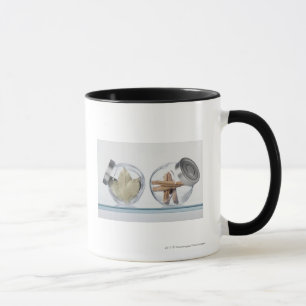 Nahaufnahme der Kräuter in zwei Gläsern Tasse