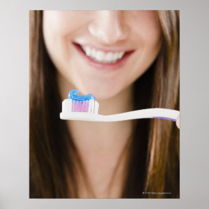 Nahaufnahme der lächelnden Holding der jungen Fra Poster