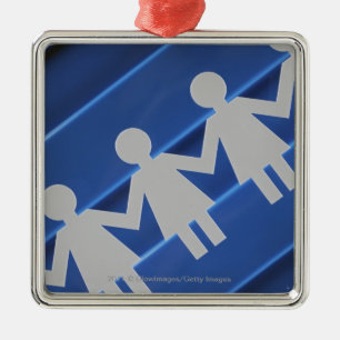 Nahaufnahme der Papierkettenpuppen Ornament Aus Metall