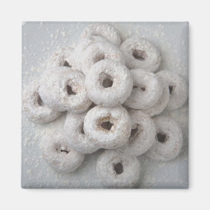 Nahaufnahme der pulverisierten Krapfen in einer Magnet