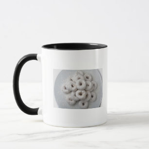 Nahaufnahme der pulverisierten Krapfen in einer Tasse