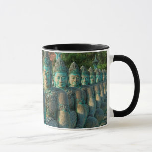 Nahaufnahme der Skulpturen eines Künstlers Tasse