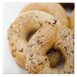 Nahaufnahme der sortierten Bagel auf einer Platte Fliese
