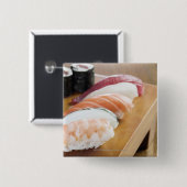 Nahaufnahme der Sushi auf einer Tabelle Button (Vorne & Hinten)