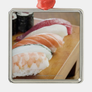 Nahaufnahme der Sushi auf einer Tabelle Silbernes Ornament