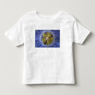 Nahaufnahme der taufeuchten Passionsblume. Bildnac Kleinkind T-shirt