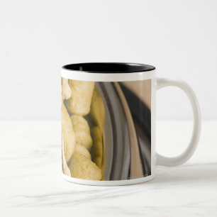 Nahaufnahme des Hundefutters in einer Zweifarbige Tasse