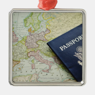 Nahaufnahme des Passes liegend auf europäischer Ornament Aus Metall