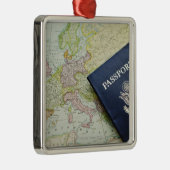 Nahaufnahme des Passes liegend auf europäischer Silbernes Ornament (Rechts)