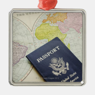 Nahaufnahme des Passes liegend auf Karte Ornament Aus Metall
